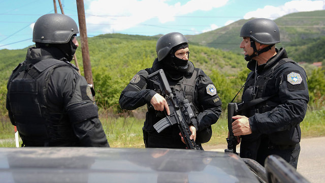 פשיטה משטרתית בקוסובו, סרביה (צילום: AP)