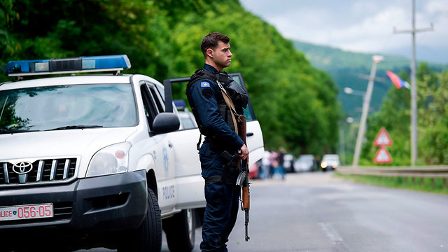 פשיטה משטרתית בקוסובו, סרביה (צילום: AFP)