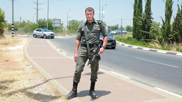Эльяшив Этингер в форме бойца МАГАВа на месте теракта. Фото: Дана Копель