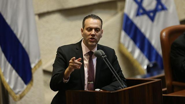 מיקי זוהר במליאה שמתכנסת לקראת הצעת החוק של פיזור הכנסת (צילום: אלכס קולומויסקי)