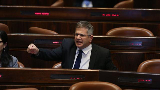   יואב קיש במליאה שמתכנסת לקראת הצעת החוק של פיזור הכנסת (צילום: אלכס קולומויסקי)