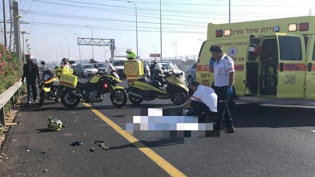 רוכב אופנוע שנפגע מרכב בכביש 20 (צילום: דוברות מד