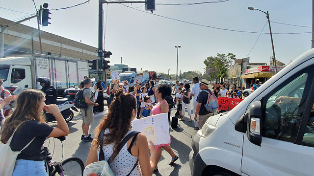 תושבים ביפו יצאו להפגנת מחאה בשדרות ירושלים כחלק ממאבקם להשארת נתיב תחבורה ציבורי פתוח בשדרה (צילום: איתי בלומנטל)