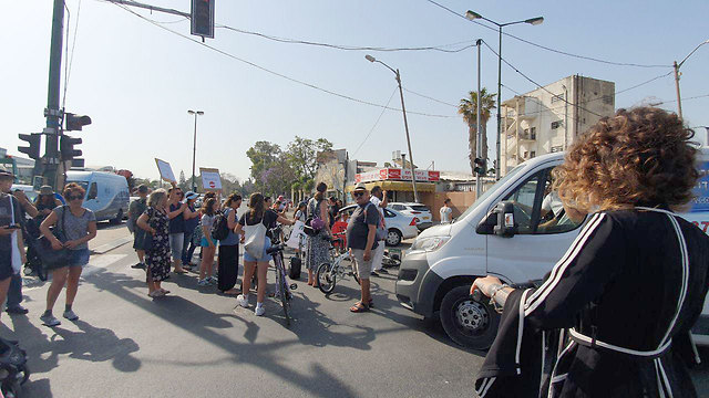 תושבים ביפו יצאו להפגנת מחאה בשדרות ירושלים כחלק ממאבקם להשארת נתיב תחבורה ציבורי פתוח בשדרה (צילום: איתי בלומנטל)