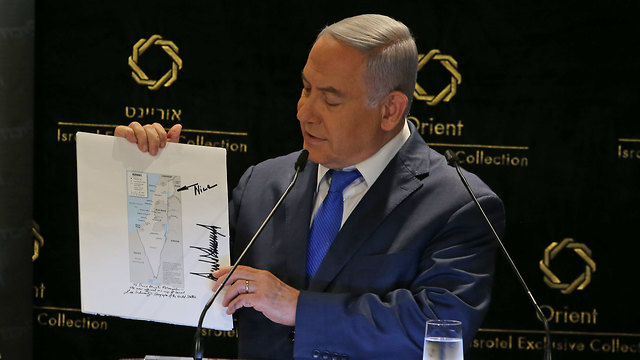 Netanyahu with Trump's map (Photo: Amit Shaabi )