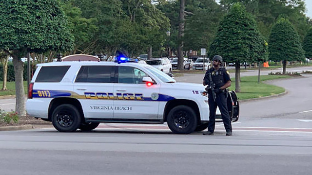 A police officer blocks a road to the Virginia Beach municipal complex, the site of a mass shooting, in Virginia Beach, Virginia on May 31, 2019. (Photo: AFP)