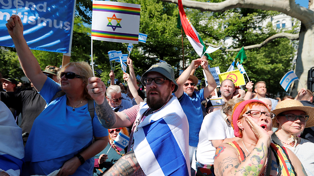 Pro-Israel protesters in Berlin (Photo: Reuters)