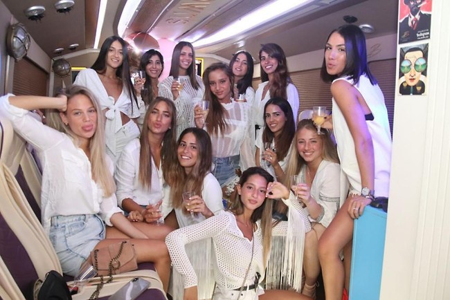 כמו טיול שנתי רק בלבן וביקיני (צילום: אור גפן) כמו טיול שנתי רק בלבן וביקיני (צילום: אור גפן)