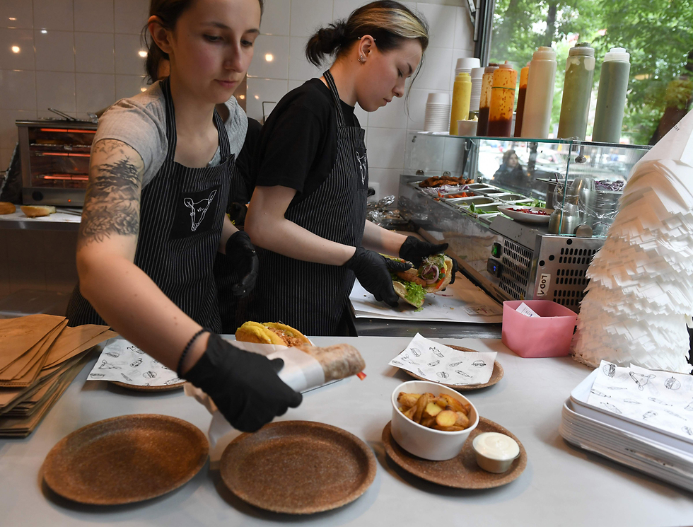 צלחת אכילה צלחות אכילות פולין (צילום: AFP)