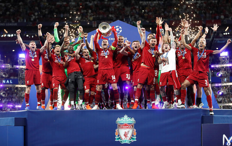 ליברפול מניפה את גביע אירופה (צילום: רויטרס)
