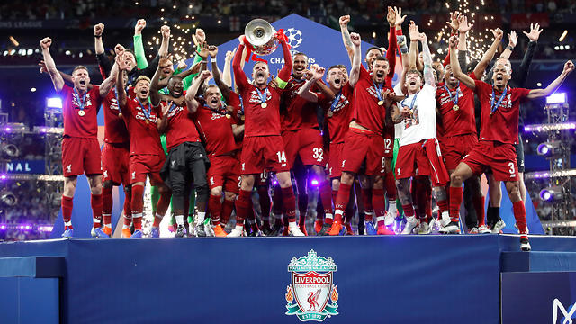 ליברפול מניפה את גביע אירופה (צילום: רויטרס)