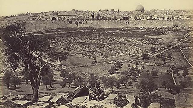 תצפית אל ירושלים מהר הזיתים, 1875 (צילום: פרנק מייסון גוד. באדיבות הספרייה הלאומית)