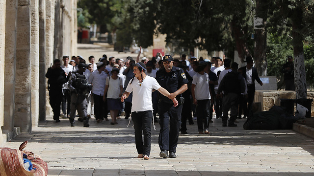 אבטחה מתפללים יהודים עולים ל הר הבית יום ירושלים (צילום: AFP)