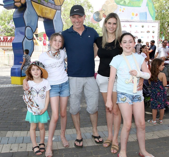 היי גירלז. אלון בן דוד והמשפחה (צילום: ענת מוסברג) היי גירלז. אלון בן דוד והמשפחה (צילום: ענת מוסברג)