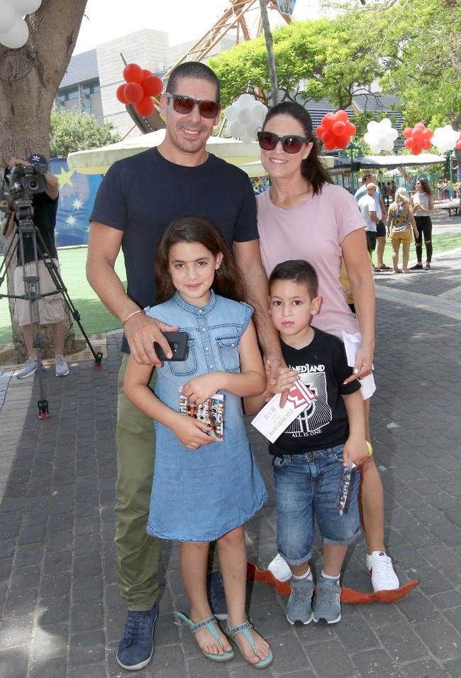 נהנים מהאוכל כל השנה. יוסי שטרית והמשפחה (צילום: ענת מוסברג) נהנים מהאוכל כל השנה. יוסי שטרית והמשפחה (צילום: ענת מוסברג)