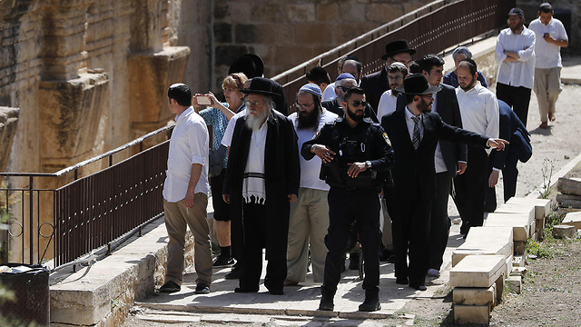 אבטחה מתפללים יהודים עולים ל הר הבית יום ירושלים (צילום: AFP)