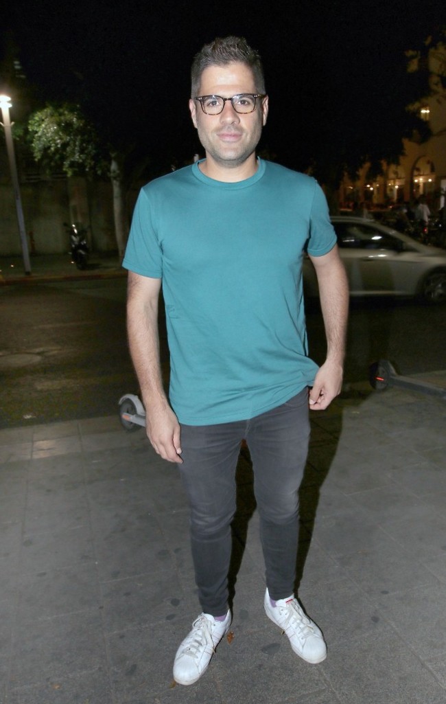 מחוץ לאולפן. גדעון אוקו (צילום: ענת מוסברג) מחוץ לאולפן. גדעון אוקו (צילום: ענת מוסברג)