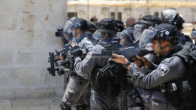 Полиция разгоняет массовые беспорядки на Храмовой горе. Фото: AFP