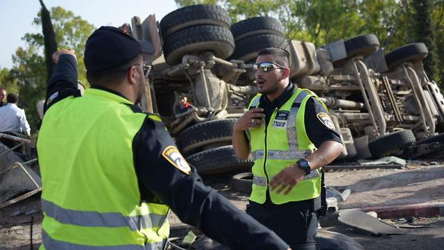 תאונת דרכים בין משאית לרכב פרטי בכביש 60 סמוך לצומת אכסאל (צילום: דוברות המשטרה)