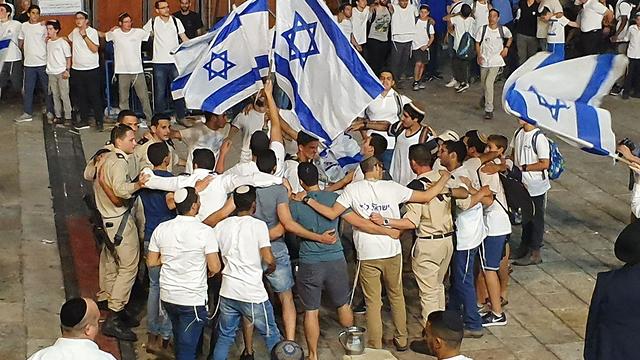 מצעד הדגלים ברחבת הכותל בירושלים (צילום: משה מזרחי)