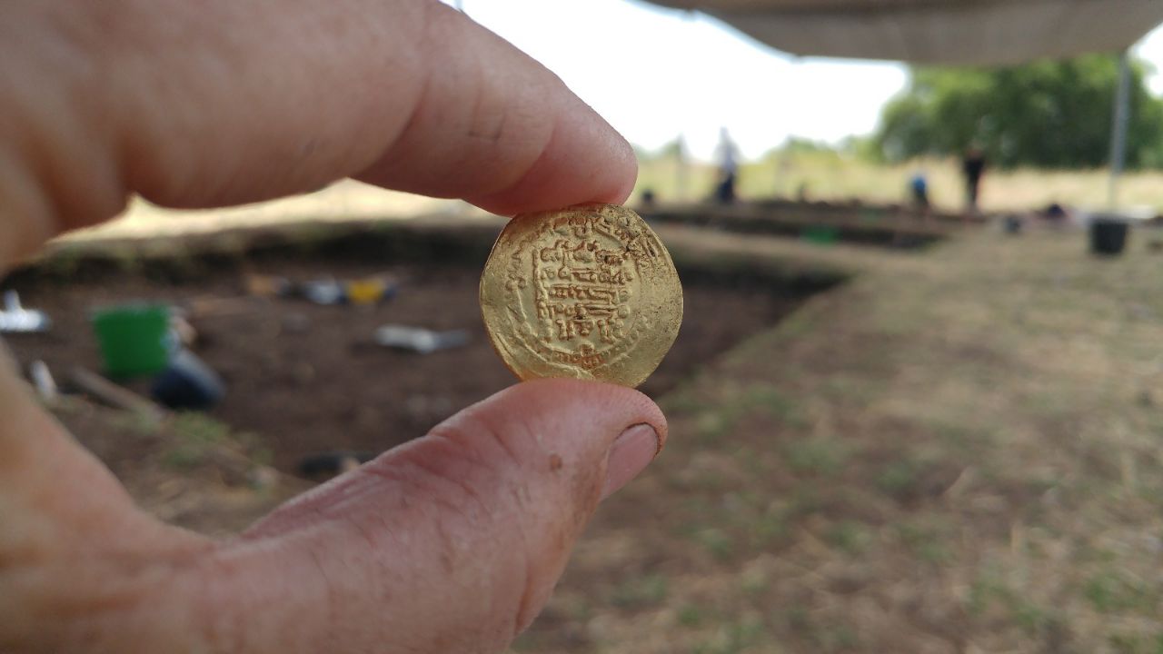 המטבע שהתגלה (צילום: ניקול גוטמן, תוכנית קרב)