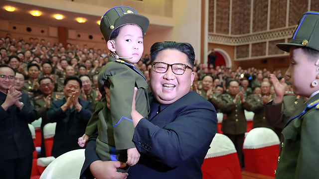 צפון קוריאה קים ג'ונג און מופע (צילום: AFP)