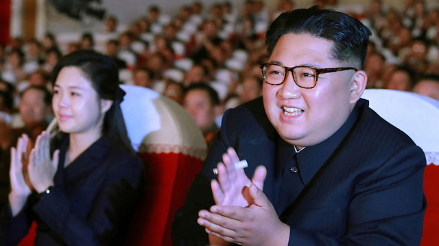 צפון קוריאה קים ג'ונג און מופע (צילום: AFP)