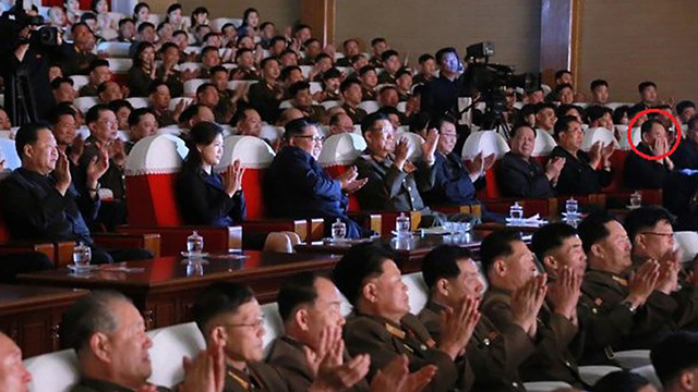 צפון קוריאה קים ג'ונג און ו יד ימינו קים יונג צ'ול ש דווח כי נשלח ל עבודה בפרך ()