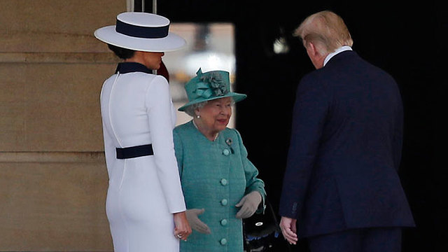 דונלד טראמפ מלניה טראמפ עם מלכת אנגליה אליזבת ארמון בקינגהאם בריטניה (צילום: AP)