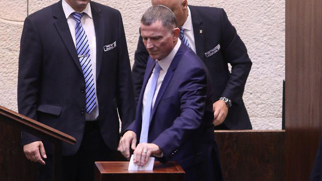 Edelstein votes in a Knesset meeting (Photo: Knesset Spokesperson)