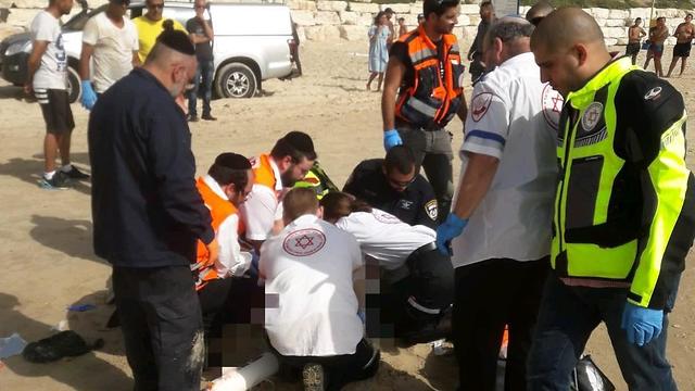 תייר טבע בחוף סירנית בנתניה ופונה לבית חולים לניאדו (צילום: דוברות מד