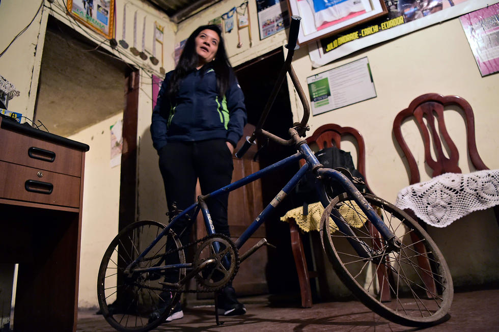 כריסטינה קרפאס, אחותו של ריצ'רד עם אופניו הישנים (צילום: AFP)