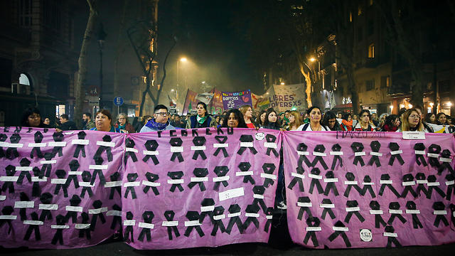 הפגנה בארגנטינה נגד אלימות כלפי נשים (צילום: EPA)