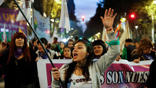 הפגנה בארגנטינה נגד אלימות כלפי נשים (צילום: EPA)