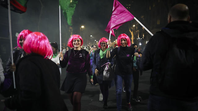 הפגנה בארגנטינה נגד אלימות כלפי נשים (צילום: AP)