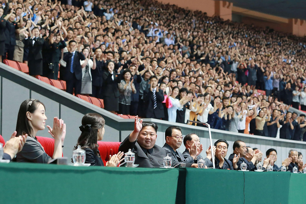 קים ג'ונג און שליט צפון קוריאה עם אשתו ואחותו ב משחקי ההמון פיונגיאנג (צילום: AFP)
