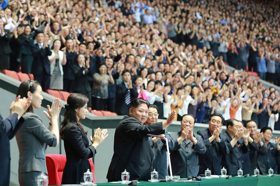 קים ג'ונג און שליט צפון קוריאה עם אשתו ואחותו ב משחקי ההמון פיונגיאנג (צילום: AFP)