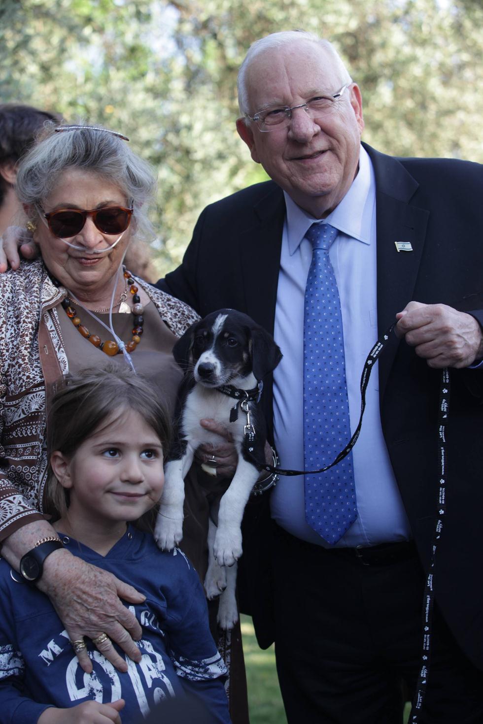 נשיא המדינה רובי ריבלין ונחמה ריבלין ביום האימוץ לכלבים בבית הנשיא (צילום: גיל יוחנן)