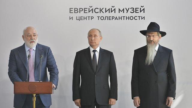 מימין ברל לאזאר, נשיא רוסיה ולדימיר פוטין, ויקטור וקסלברג  (צילום: מוזיאון היהדות והסובלנות במוסקבה)