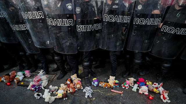 הפגנות באוקראינה לאחר ששוטרים הרגו ילד בן 5 (צילום: רויטרס)