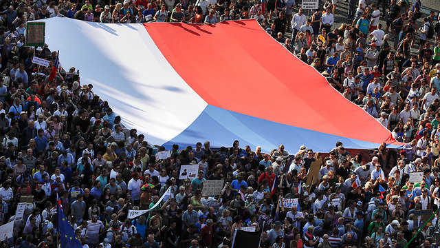 צ'כיה הפגנת ענק נגד ראש הממשלה אנדריי באביש שחיתות (צילום: AP)