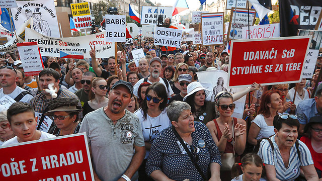 צ'כיה הפגנת ענק נגד ראש הממשלה אנדריי באביש שחיתות (צילום: AP)