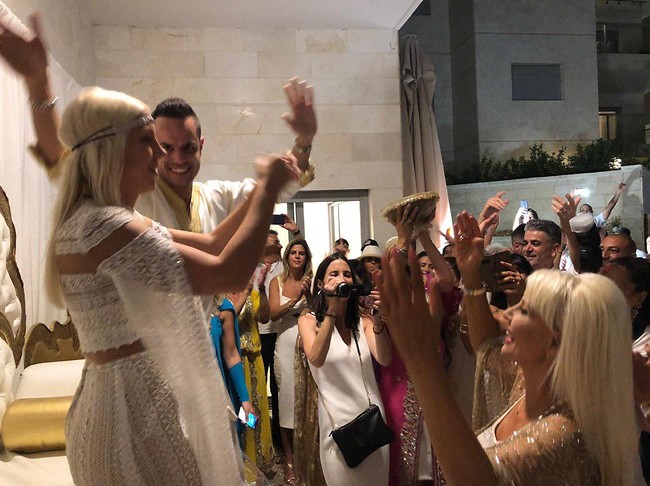 אמא פנינה תמיד משגיחה מקרוב אמא פנינה תמיד משגיחה מקרוב