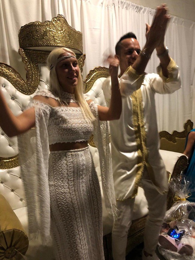 הכנה לחתונה הגדולה. חן חיים רוזנבלום והארוס שלומי חיים הכנה לחתונה הגדולה. חן חיים רוזנבלום והארוס שלומי חיים