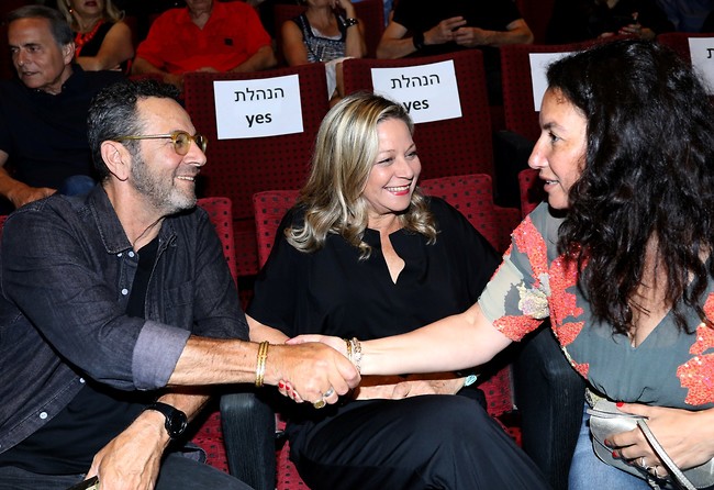 "זה לא בן זוג חדש, זה אחי". דן ומיקי חיימוביץ' (צילום: רפי דלויה) "זה לא בן זוג חדש, זה אחי". דן ומיקי חיימוביץ' (צילום: רפי דלויה)