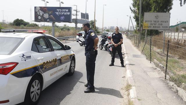 Police searching for the knife attacker (Photo: Shaul Golan)