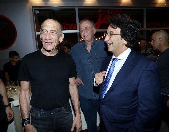 מחלק טיפים. הסקסולוג דניאל דריי ואהוד אולמרט (צילום: רפי דלויה) מחלק טיפים. הסקסולוג דניאל דריי ואהוד אולמרט (צילום: רפי דלויה)
