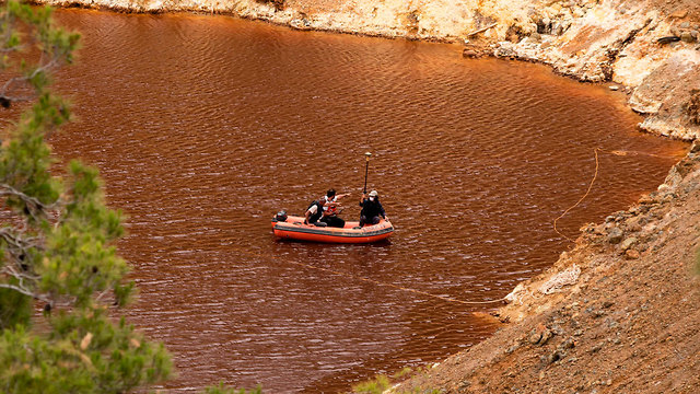 קפריסין מזוודה גופה אגם מזוהם פרשת הרוצח הסדרתי (צילום: AFP)