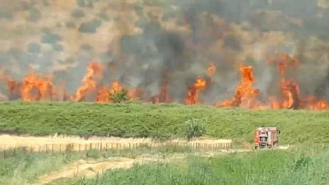 תחילת השריפה בעמק החולה (צילום: דוברות  כבאות והצלה מחוז צפון)
