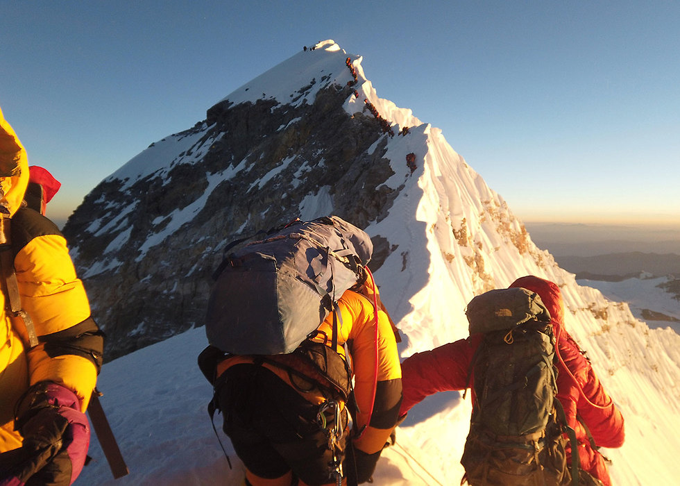 מטפסים על הר ה אוורסט ב נפאל  (צילום: רויטרס)